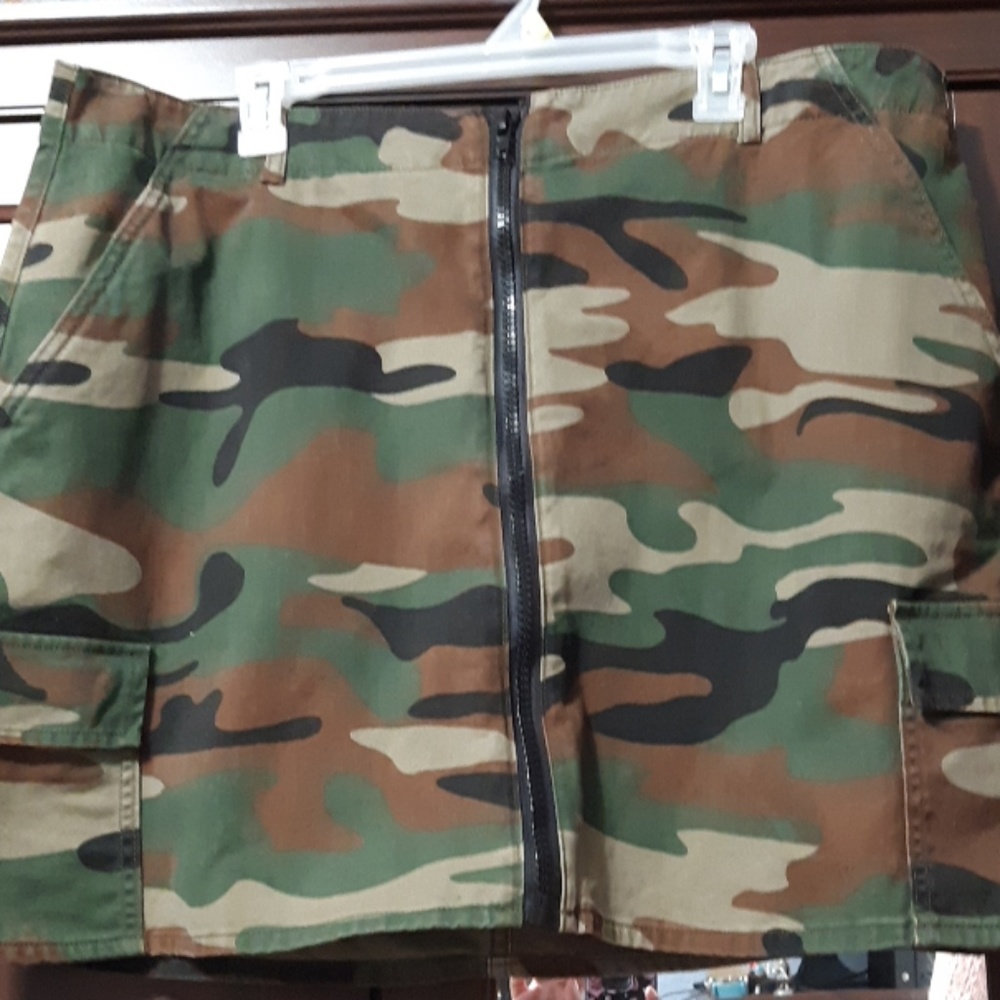 NWT  F21 Camo. Skirt